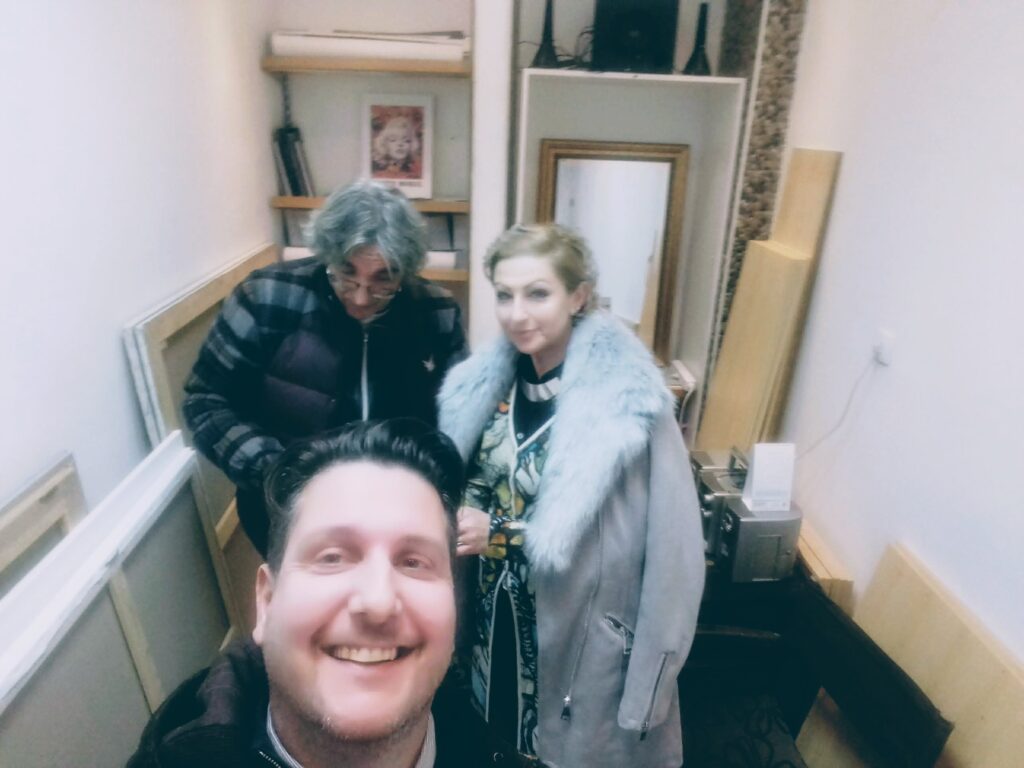 Portret slikarke Tijane Grujić TeeyanaART – savremena umetnost i provokativni stil