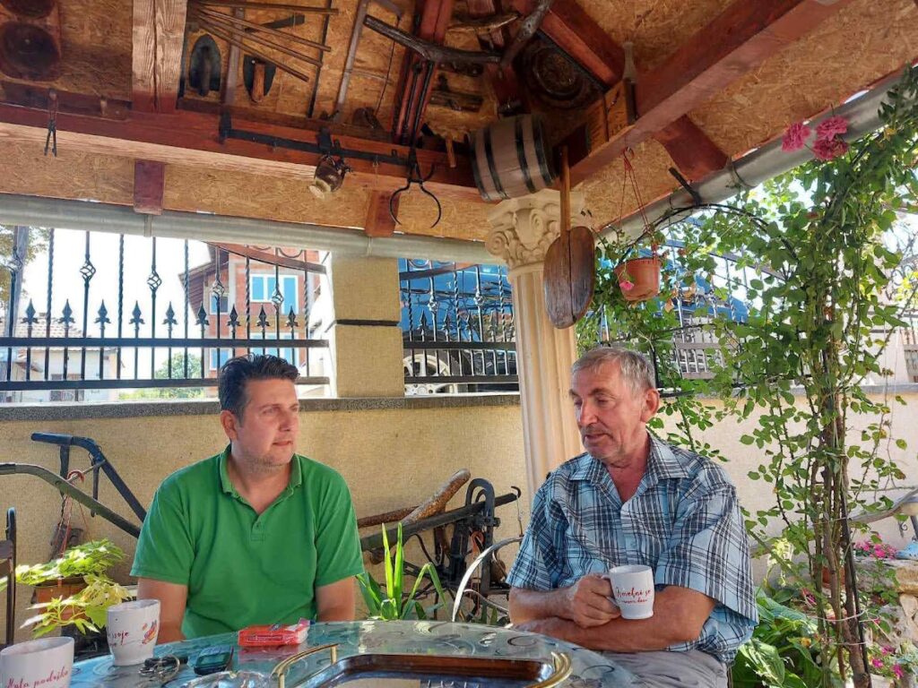 Autor bloga Ivan Ramović sa Zlatimirom Pantićem u selu Štubik, Istočna Srbija