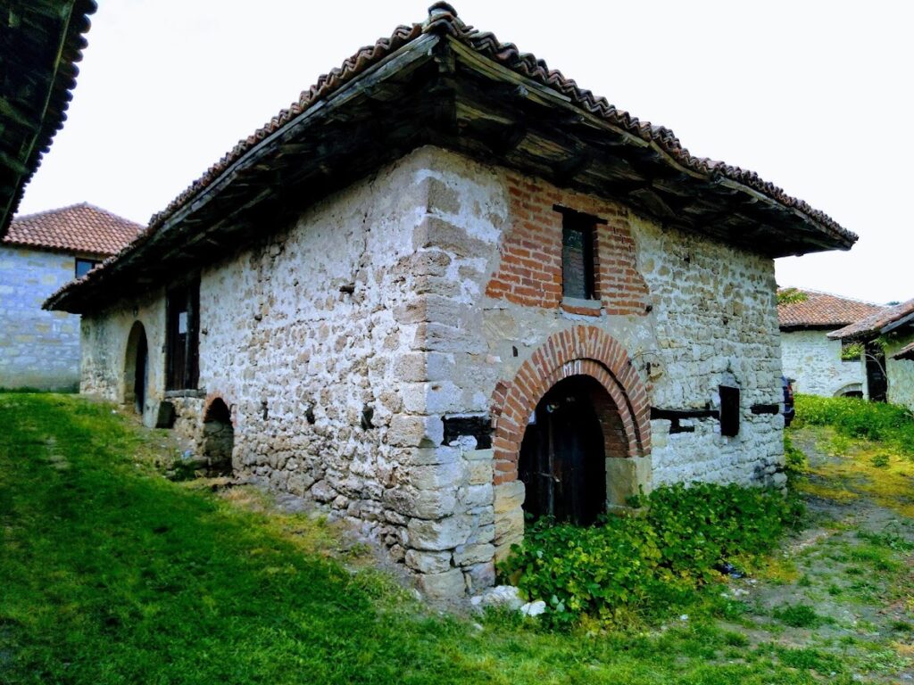 Selo na Balkanu sa starim kućama – ljudi i mesta Balkana