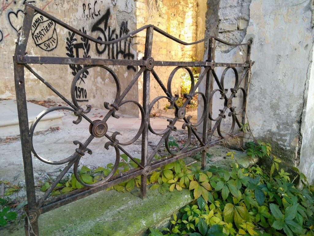 Ograda crkve Svetog Rudolfa u Banoštoru