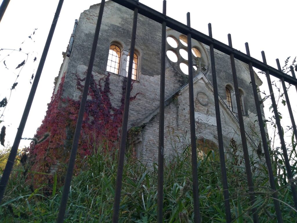 Kroz ogradu crkve Svetog Rudolfa