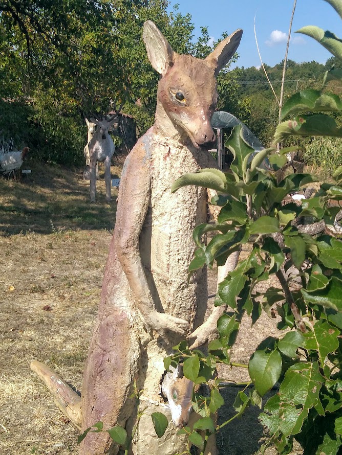 Drvena figura kengura u Drvenom zoološkom vrtu Sikole
