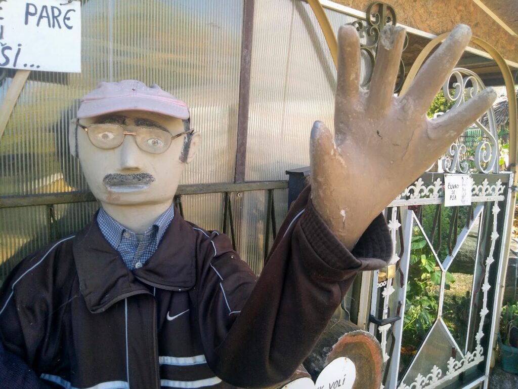 Drvena figura – autoportret Milana Jovanovića, tvorca Drvenog zoološkog vrta Sikole