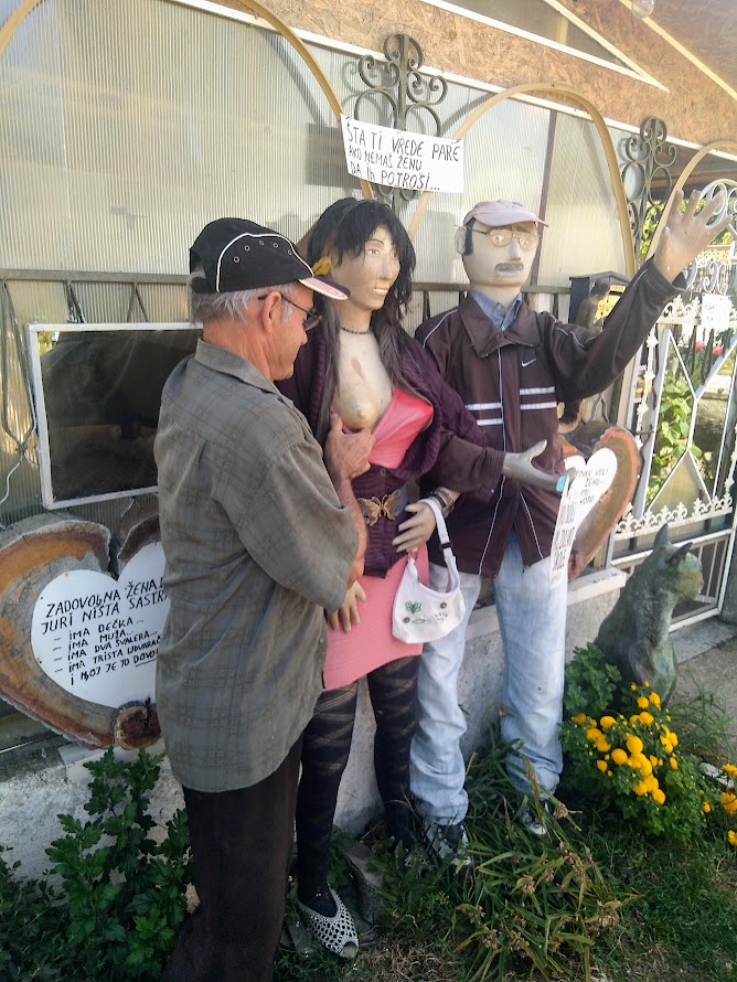 Milan Jovanović sa drvenim figurama devojaka sa vašara u Sikolu