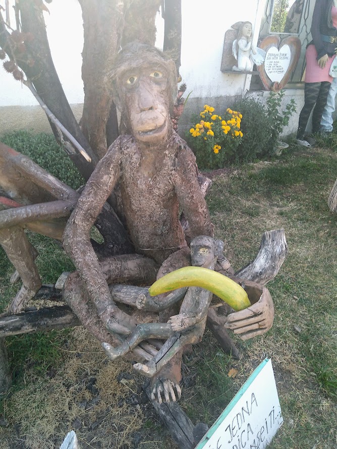 Samouki vajar Milan Jovanović kroz svoj drveni autoportret predstavlja kreativnog majmuna sa bananom
