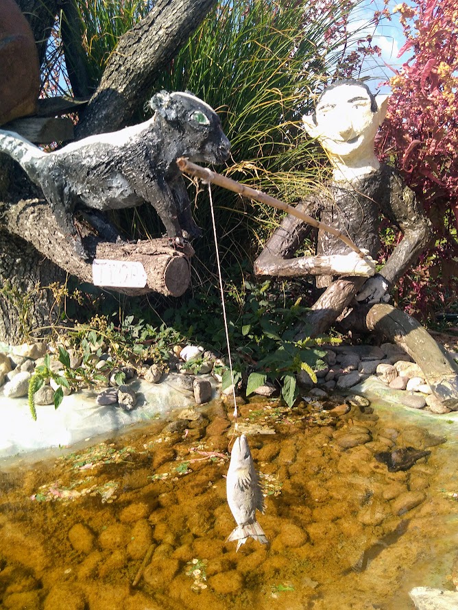 Milan Jovanović kraj jezerceta sa figurama životinja u Sikolu