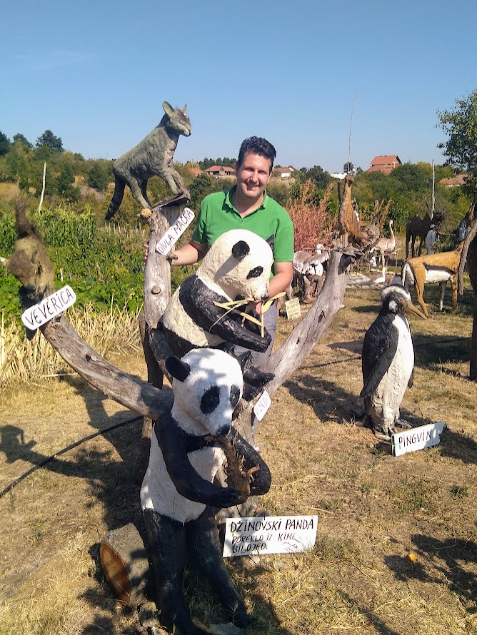 Ivan Ramović sa drvenim figurama životinja iz Zoološkog vrta u Sikolu