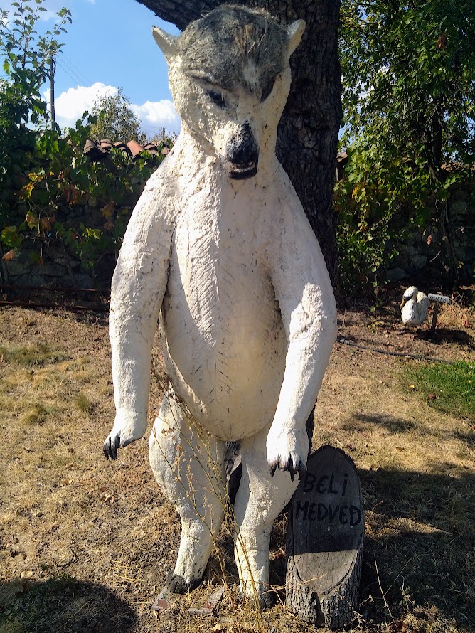 Drveni medved u Zoološkom vrtu Sikole