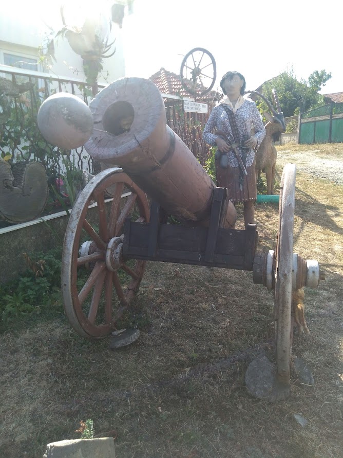 Drvene figure Čučuk Stane i topa Hajduk Veljka u Drvenom zoološkom vrtu Sikole