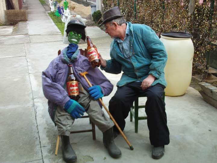 Joca Izumitelj u svom dvorištu u Negotinu pored svojih neobičnih izuma.