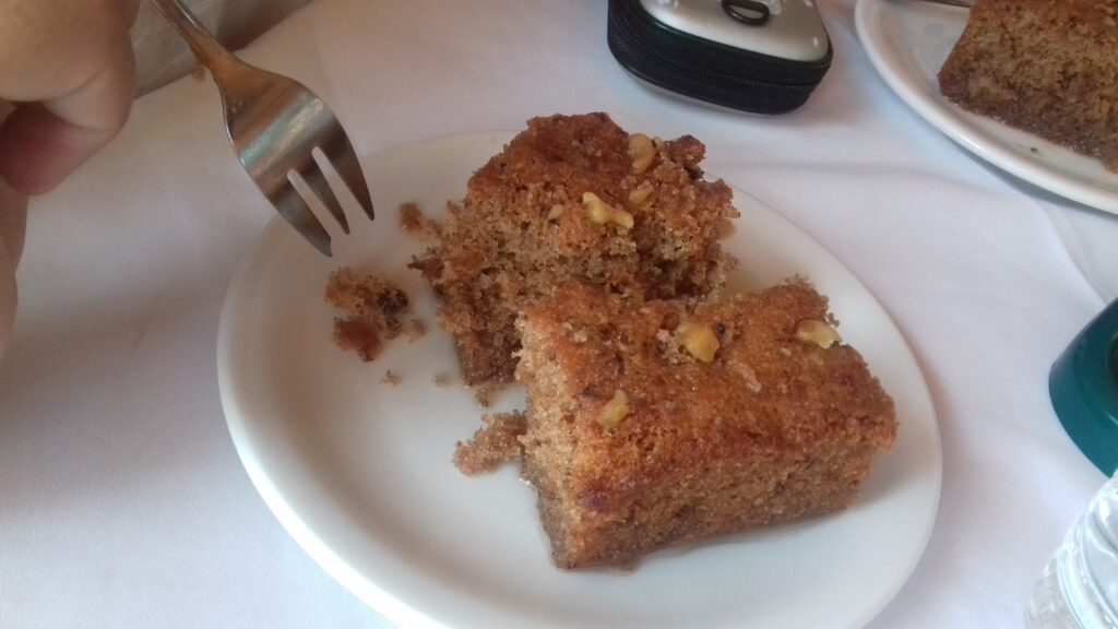 Revani – tradicionalni grčki desert sa Krfa, kolač od griza natopljen sirupom i bademima