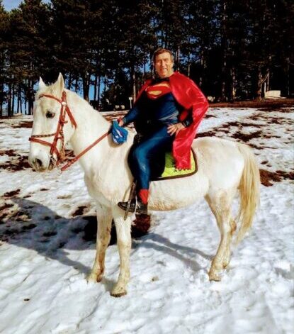 Užički Supermen Milovan Milutinović jaše konja iznad Užica