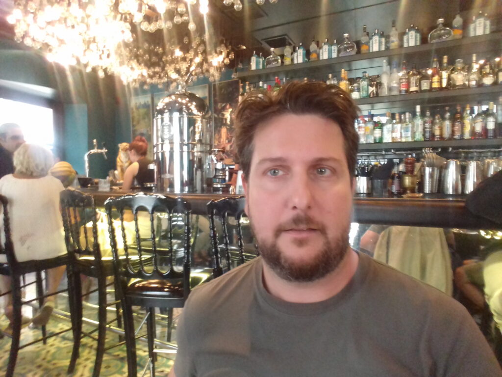 Autor bloga u jednom krfskom kafe baru u srcu Kerkire.