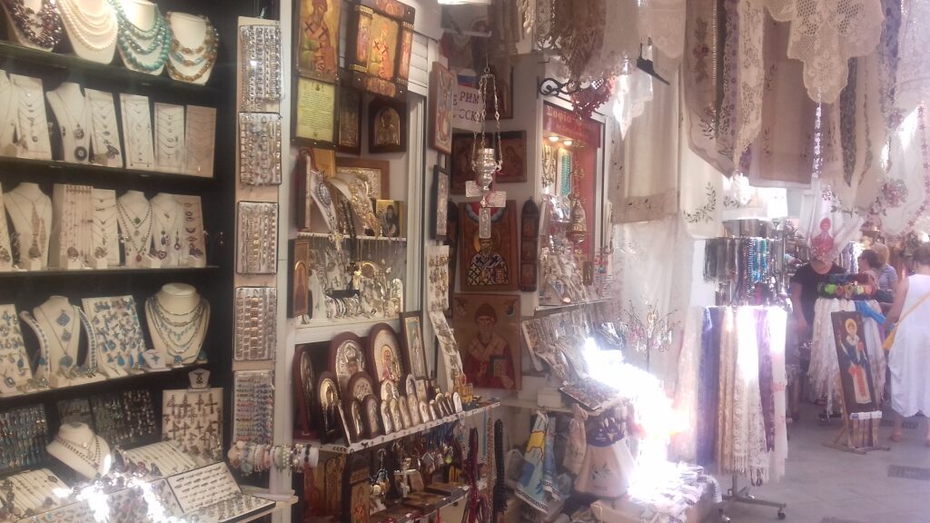 Detalji ikona i kandila u crkvi u centru Kerkire