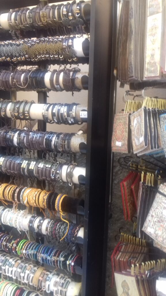 Radnjica sa bižuterijom u Kerkiri – narukvice i ukrasi za turiste