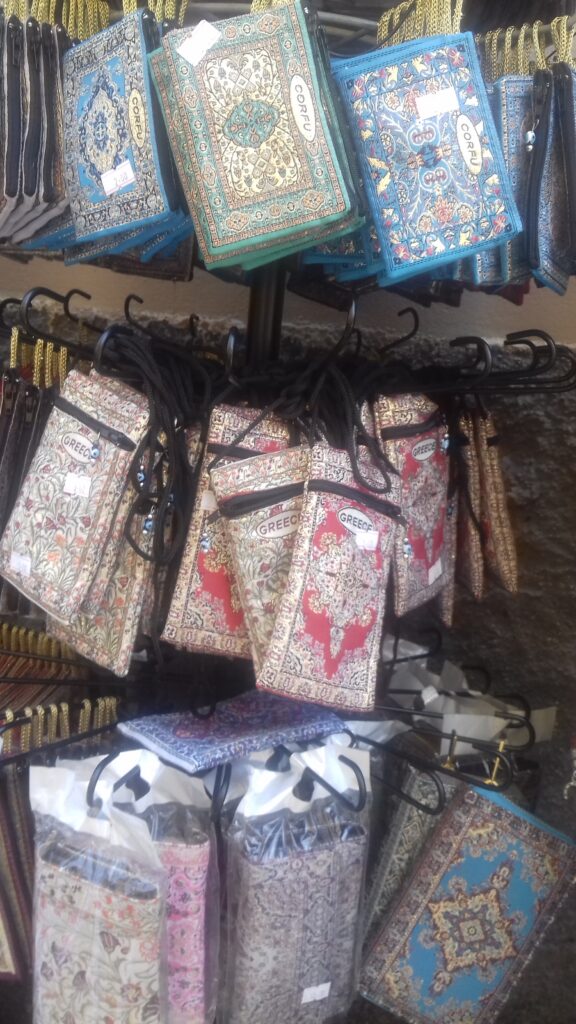 Šarene fotrole za mobilni telefon u radnji u Kerkiri na ostrvu Krf.