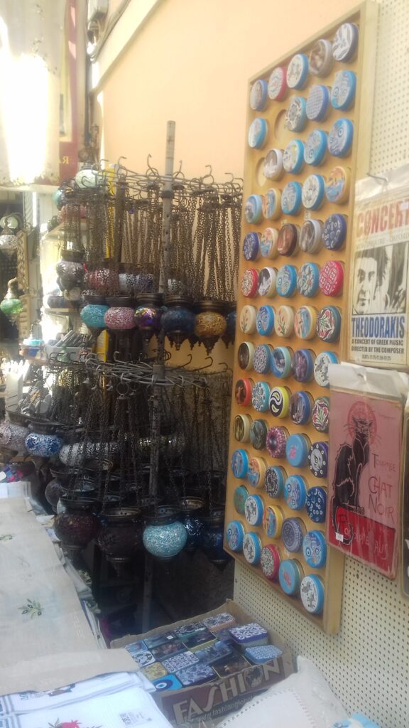 Raznobojna kandila i ručni radovi u radnji u Kerkiri na ostrvu Krf.