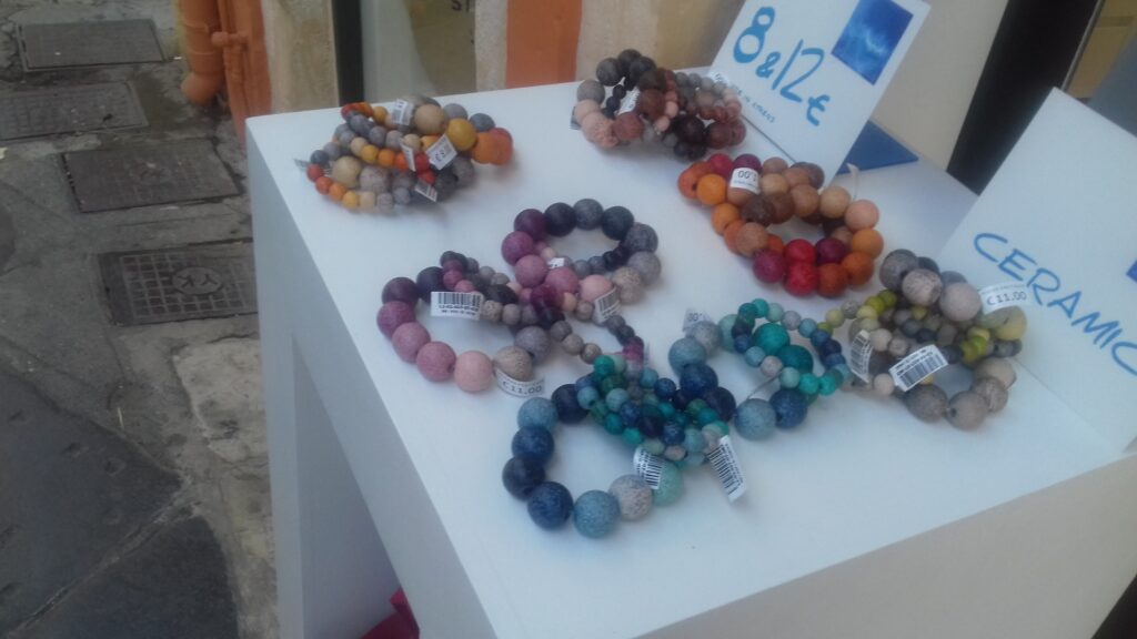 Ručno pravljene ogrlice u radnji u Kerkiri na ostrvu Krf.