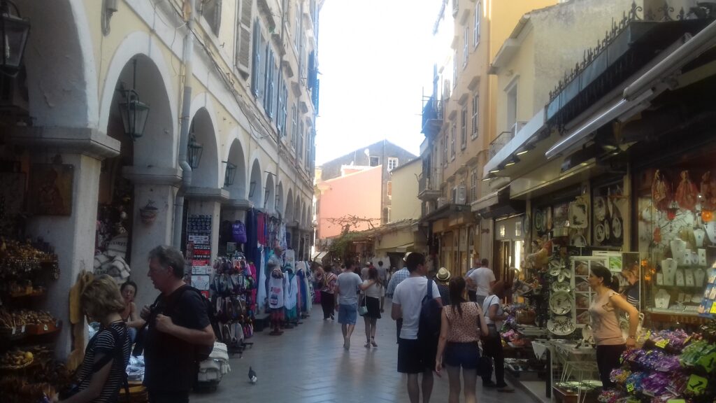 Uske ulice stare Kerkire na ostrvu Krf sa venecijanskom arhitekturom