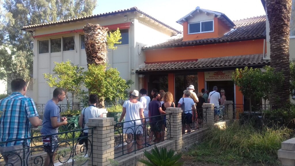 Poseta fabrici kumkvata na Krfu – grupa ulazi u Mavromatis