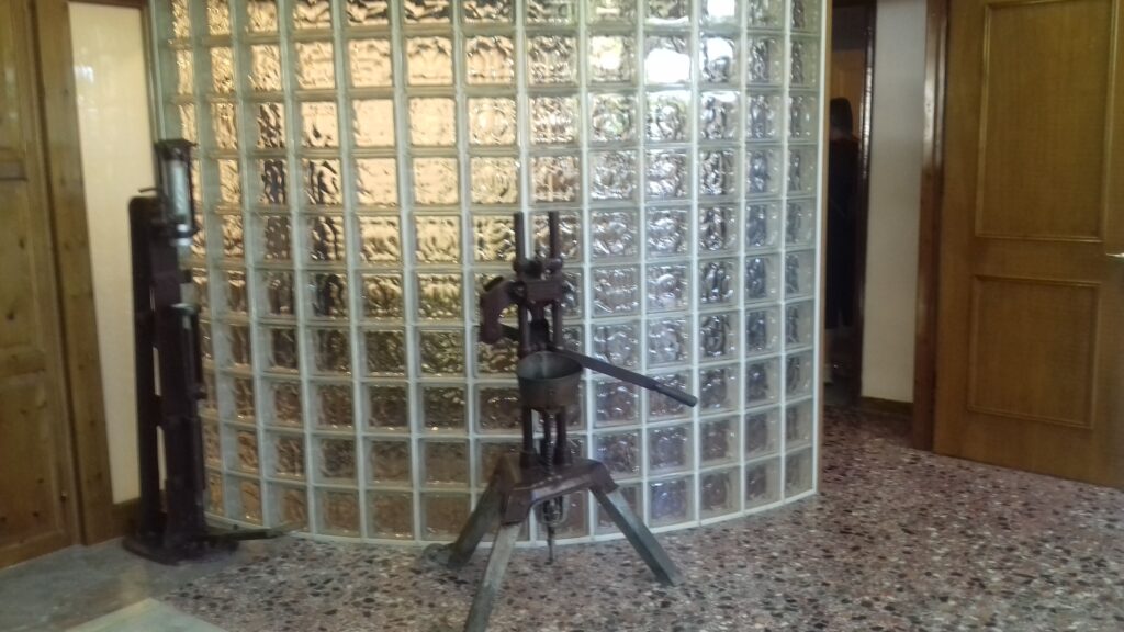 Stara mašina za preradu kumkvata u fabrici Mavromatis na ostrvu Krf.