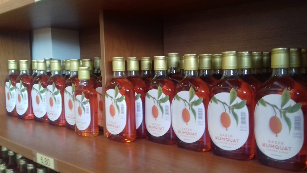 Likeri od kumkvata u fabrici Mavromatis na Krfu, složeni i spremni za prodaju.