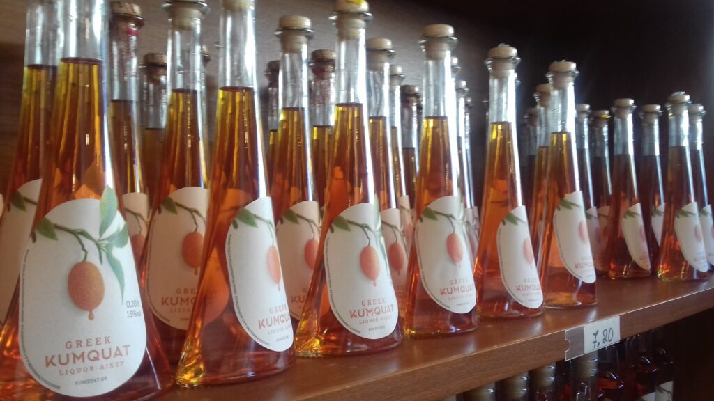 Redovi likera od kumkvata u fabrici Mavromatis, ostrvo Krf