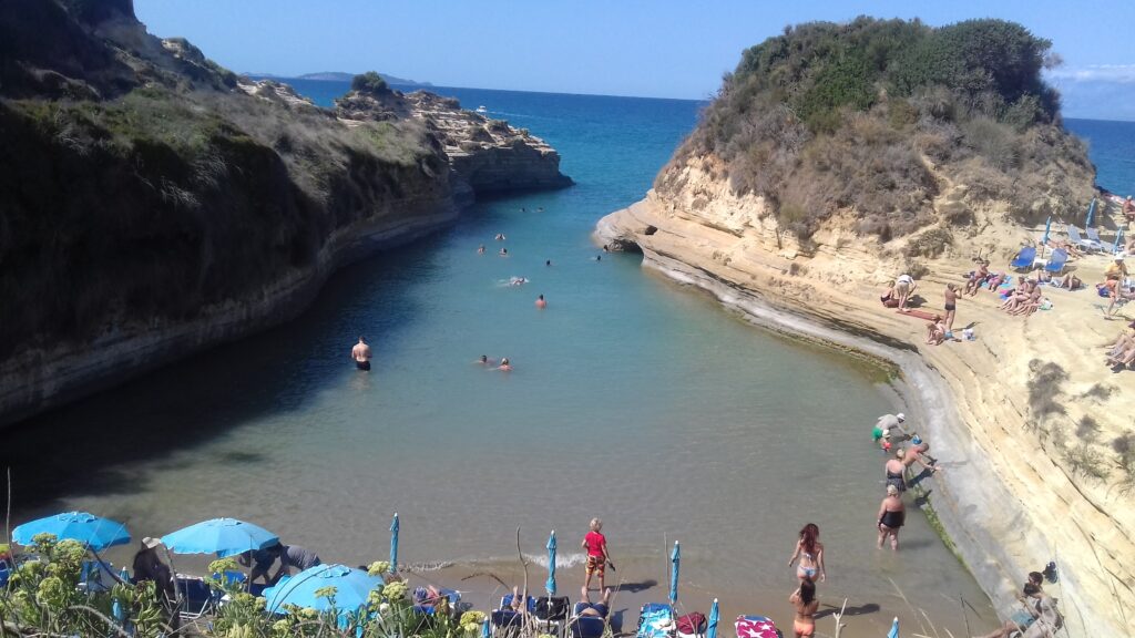 Plaža Sidari na Krfu sa prepoznatljivom pećinom Kanala ljubavi i tirkiznim morem