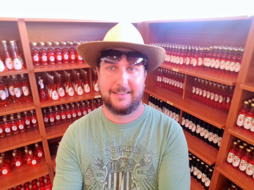 Autor bloga u poseti fabrici kumkvata Mavromatis na ostrvu Krf.