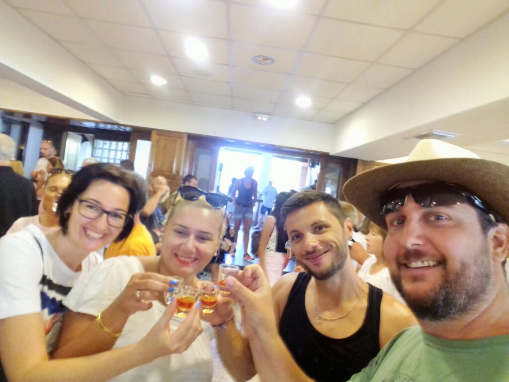 Grupa prijatelja nazdravlja tokom putovanja na Krfu