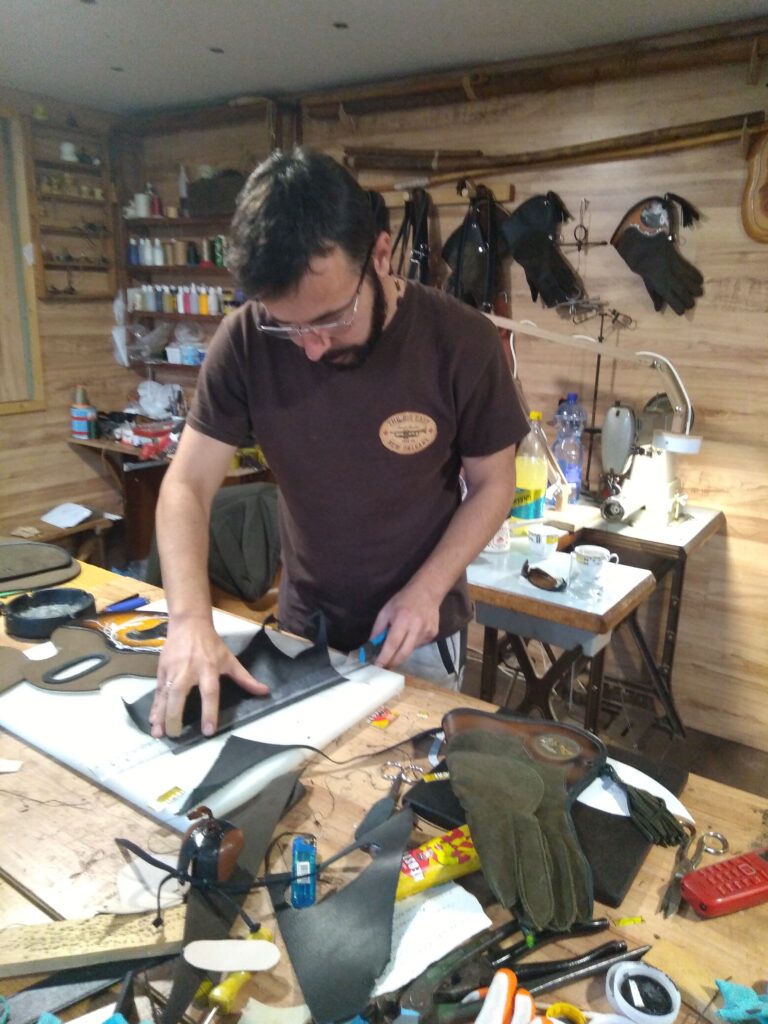 Radionica Milana Vučkovića u Titelu – izrada sokolarske opreme