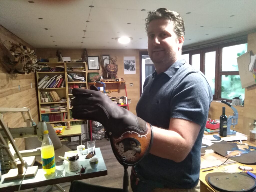 Ivan Ramović sa sokolarskom rukavicom Milana Vučkovića, sokolara iz Titela