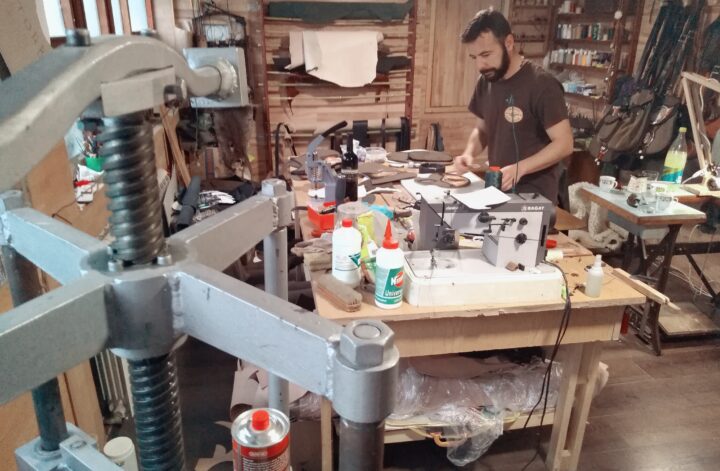 sokolar Milan Vučković u radionici dok pravi rukavice i torbe za sokolarsku opremu