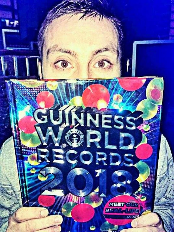 Dalibor Jablanović drži plakat sa svojim Ginisovim rekordom.