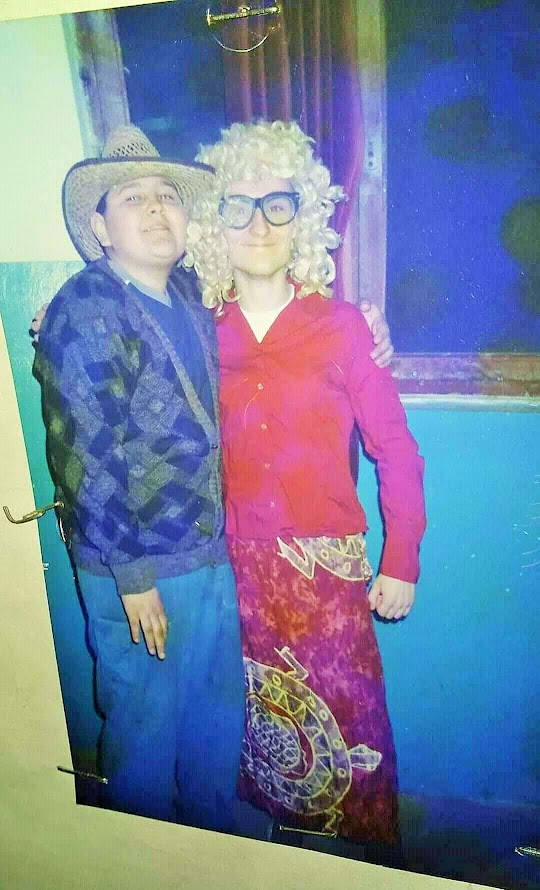 Dalibor iz mlađih dana glumi ženu u amaterskom pozorištu