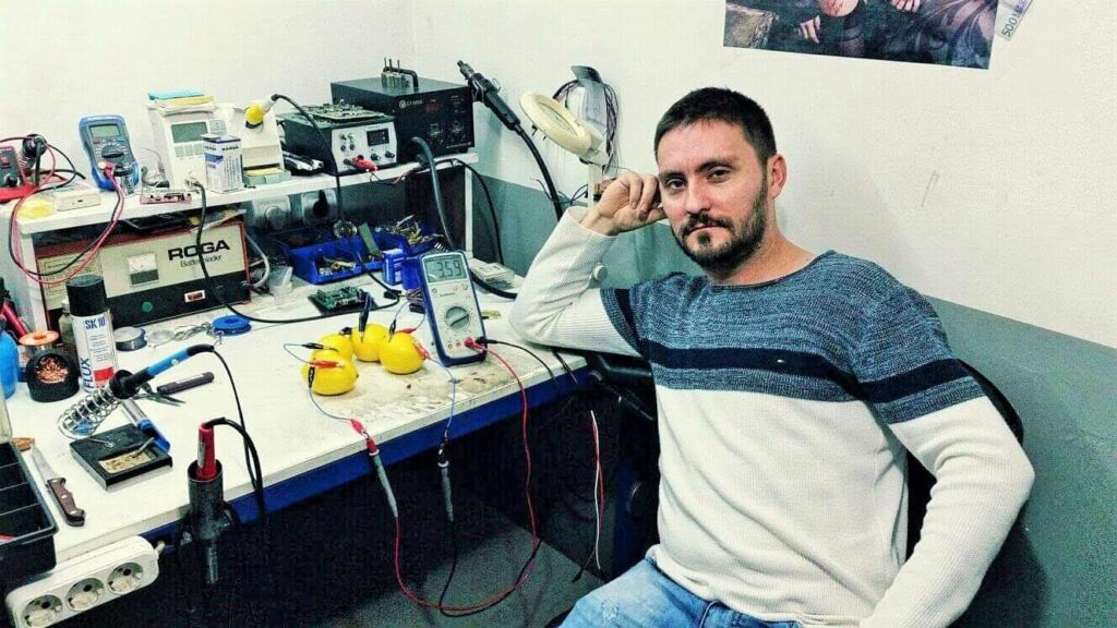 Dalibor Jablanović u svojoj radionici, sprema nove neobične rekorde.