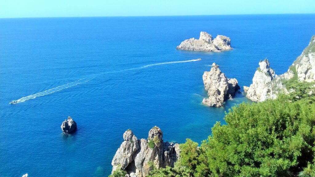 Paleokastrica – malo selo sa tirkiznim uvalama, strmim stenama, akvarijumom sa morskim životom i manastirom na brdu, mir i duhovnost Krfa