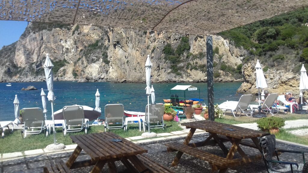 Plaža na Krfu, pravi mali raj – tirkizno Jonsko more, peskovita obala, sunce i mir mediteranskog ostrva, idealno mesto za spokoj i opuštanje.