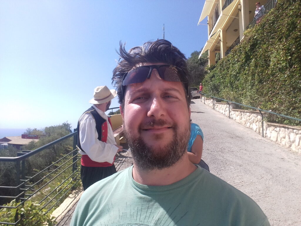 Pogled sa brda na ostrvu Krf, široka panorama mora, uvala i sela, istraživački ugao sa visine koji otkriva prirodne i kulturne slojeve ostrva.