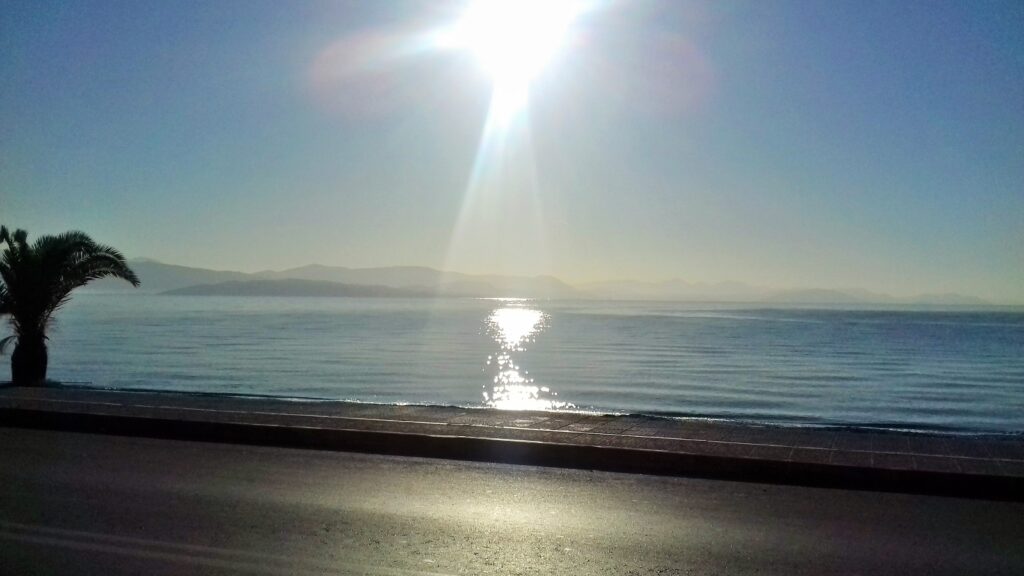 Dasija – široka peščana plaža sa zelenim zaleđem, tiha atmosfera i spokoj mediteranskog ostrva.