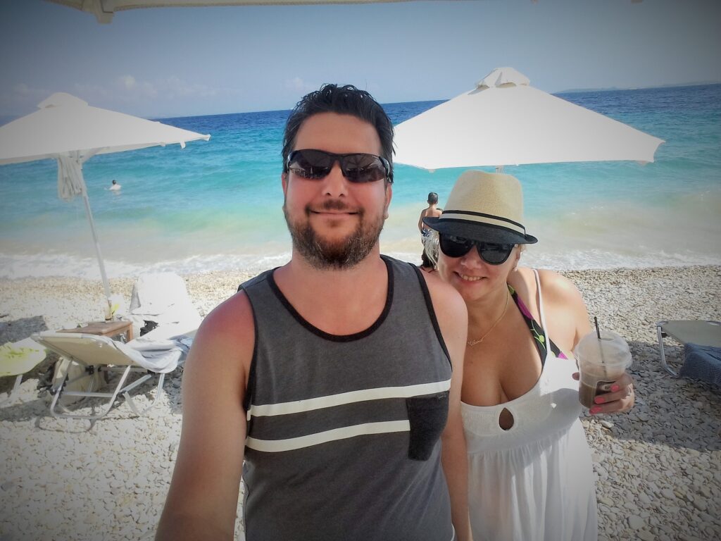 Supružnici provode dan na Barbati, tirkizno more i planina Pantokrator u pozadini, osećaj privatnog raja i mediteranskog mira.