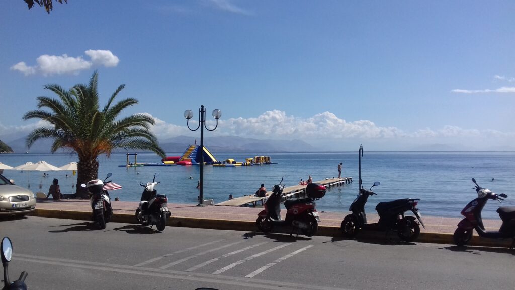 Ipsos – plaža sa mekim peskom, plitko more koje menja nijanse plave, idealno mesto za povratak i miran odmor.